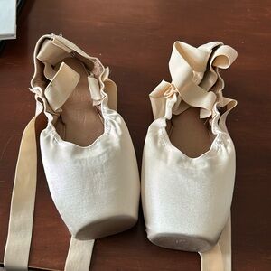 So Danca Ballet Pointe Shoes, Size 7.5E